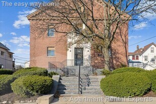 14 Locust St in Everett, MA - Building Photo