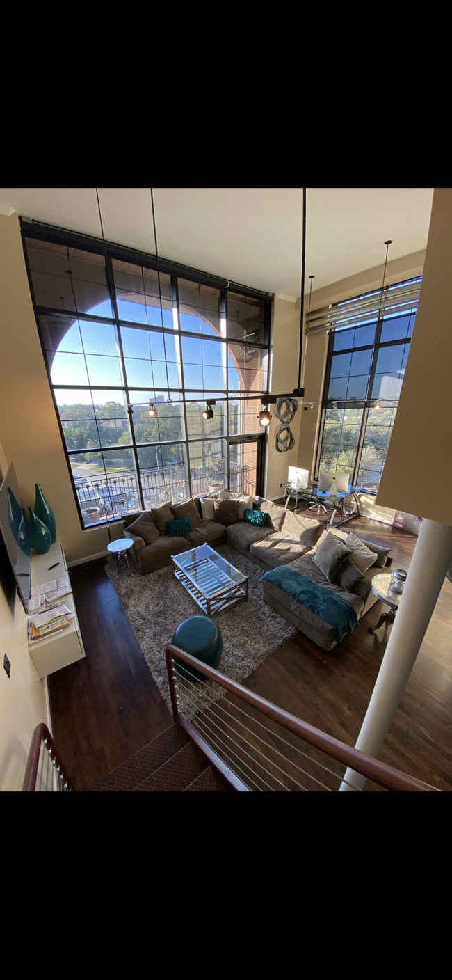 property at 1025 S Shepherd Dr