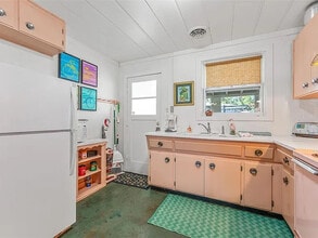 1604 58th St S in Gulfport, FL - Foto de edificio - Building Photo