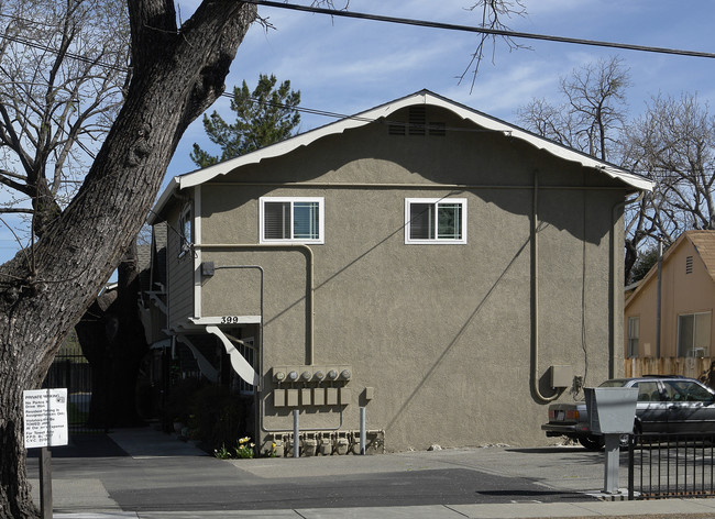 399 W Angela St in Pleasanton, CA - Foto de edificio - Building Photo