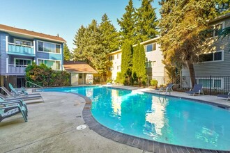 Images Springcreek Apartments in Milwaukie, OR - Foto de edificio - Building Photo