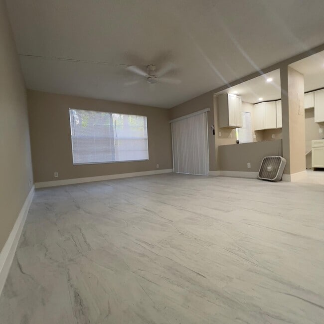 4230 NW 21st St in Lauderhill, FL - Building Photo - Building Photo