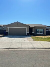 327 Capistrano St in Los Banos, CA - Foto de edificio - Building Photo