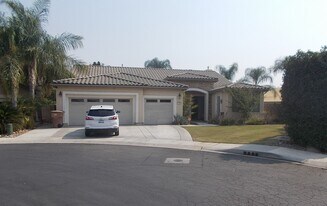 4902 Hartnett Ct in Bakersfield, CA - Building Photo