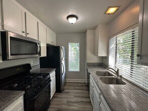 8355 Capricorn Way in San Diego, CA - Foto de edificio - Building Photo