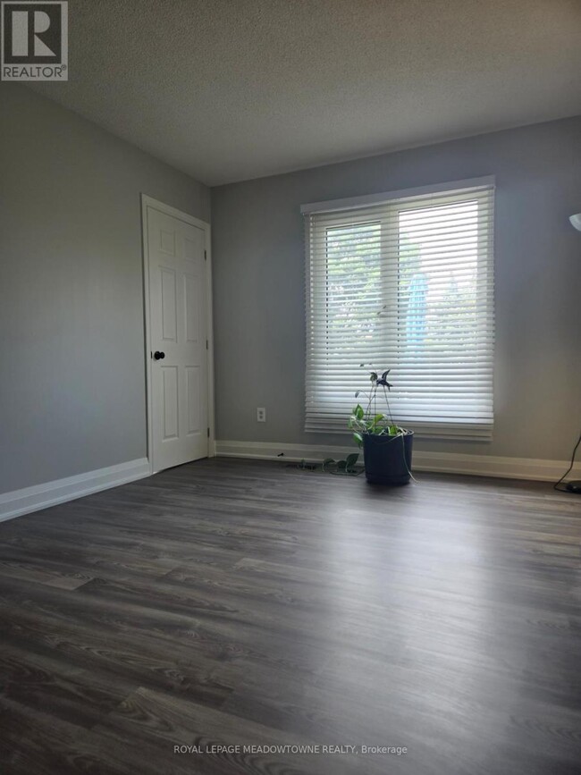 3085 Osbourne Rd in Mississauga, ON - Building Photo - Building Photo