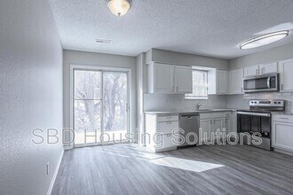 106 NE Dogwood St in Oak Grove, MO - Building Photo - Building Photo
