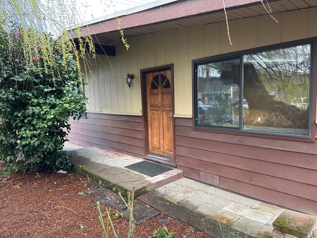 2360 D St in Springfield, OR - Building Photo - Building Photo