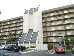 3150 W Rolling Hills Cir in Davie, FL - Building Photo - Building Photo