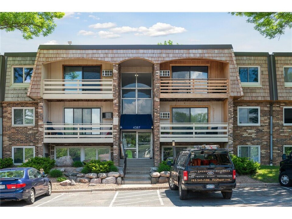 4387 Wilshire Blvd in Mound, MN - Building Photo