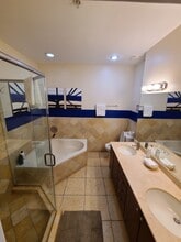 6461 Indian Creek Dr, Unit A in Miami Beach, FL - Foto de edificio - Building Photo