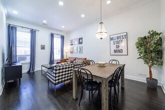 2113 W Grand Ave in Chicago, IL - Building Photo - Building Photo