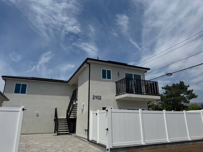 2102 N Pass Ave in Burbank, CA - Building Photo - Building Photo