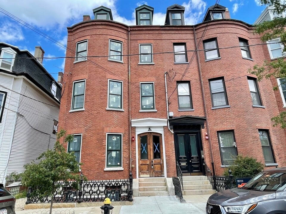 182 Webster St, Unit 3 in Boston, MA - Building Photo