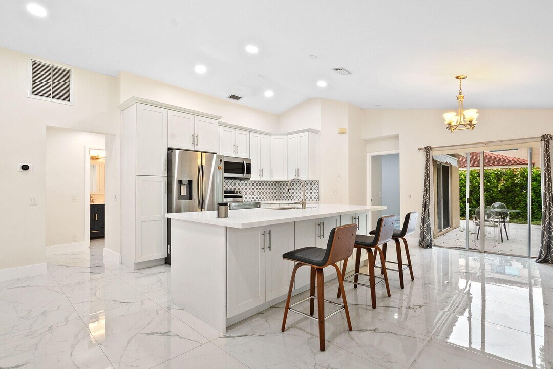 4498 Dogwood Cir in Weston, FL - Building Photo