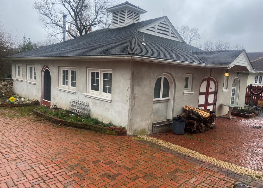 281 Brookmead Rd in Wayne, PA - Building Photo