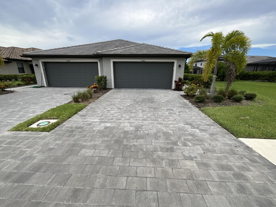 14001 Pine Lodge Ln in Ft. Myers, FL - Building Photo