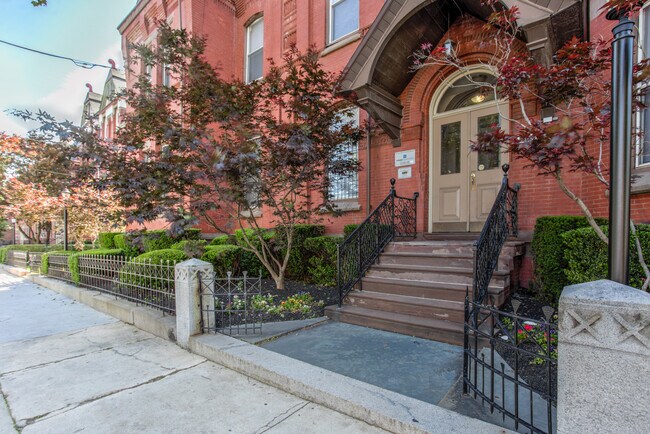 Campus Apartments in Philadelphia, PA - Building Photo - Building Photo