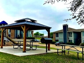 Westlake Gardens & Bella Terra Apartments in White Settlement, TX - Foto de edificio - Building Photo