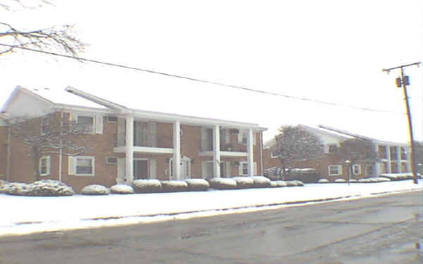 Monticello Apartments in Wheaton, IL - Foto de edificio - Building Photo