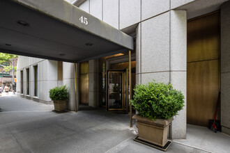 1055 Madison Ave in New York, NY - Building Photo - Building Photo