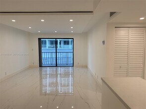 5415 Collins Ave in Miami Beach, FL - Building Photo - Building Photo