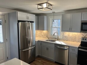 85 Perry St, Unit Apt A in Unionville, CT - Foto de edificio - Building Photo