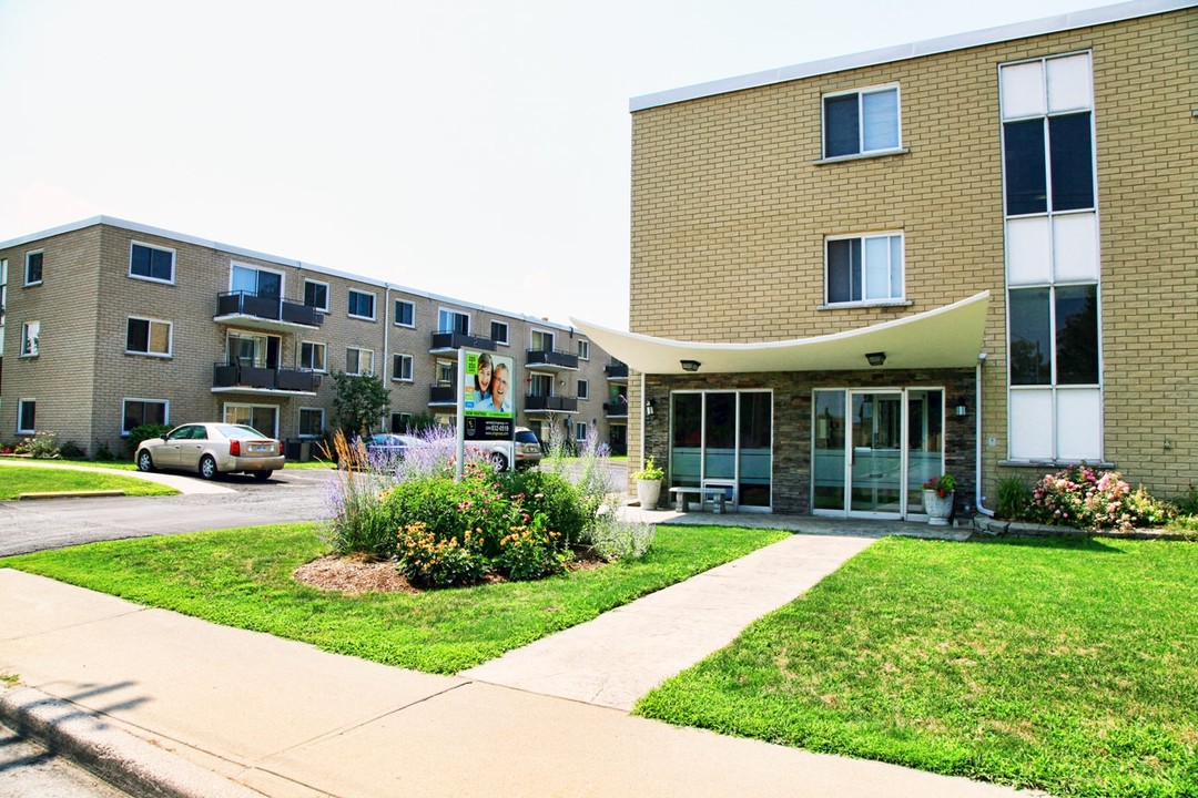 Kingsway & Queensway Apartments in Sarnia, ON - Building Photo