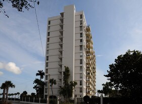 880 NE 69th St in Miami, FL - Building Photo