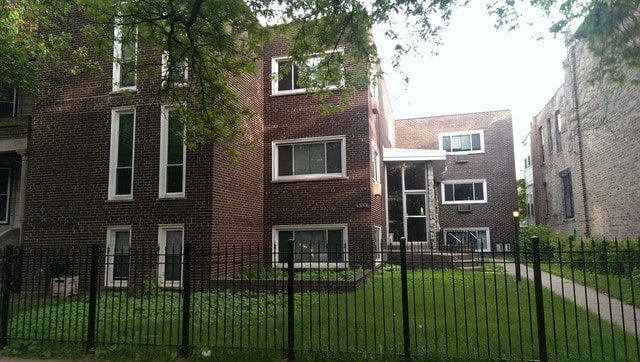 property at 1333 W Pratt Blvd