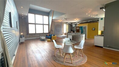 103 W Walnut St in Seguin, TX - Building Photo - Building Photo