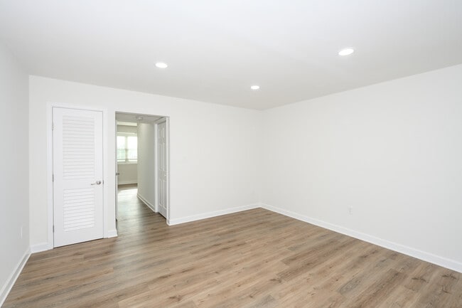 Normandy Hill Apartments in Alexandria, VA - Building Photo - Building Photo