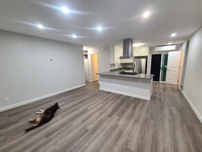 5026 Auburn Dr in San Diego, CA - Foto de edificio - Building Photo