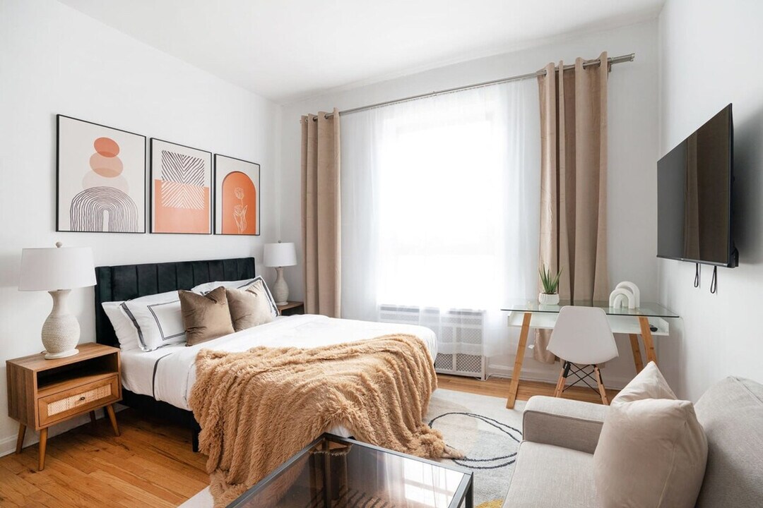 317 W 74th St in New York, NY - Building Photo