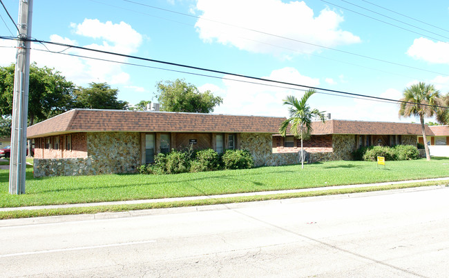 451 Banks Rd in Margate, FL - Building Photo - Building Photo