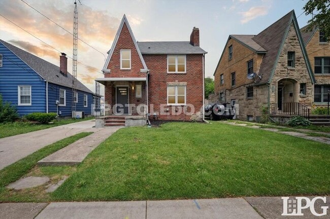 property at 928 W Gramercy Ave