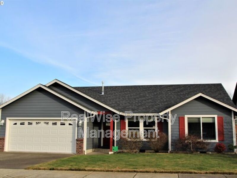 322 Ashwood St in Sutherlin, OR - Building Photo