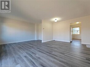33 Queenston Dr in Kitchener, ON - Building Photo - Building Photo