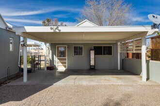 501 El Paraiso Rd NW in Los Ranchos de Albuquerque, NM - Building Photo - Building Photo