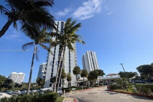 20505 E Country Club Dr, Unit 1037 in Aventura, FL - Building Photo