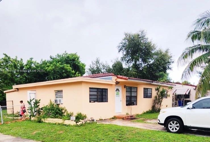1051 NE 155th St in North Miami Beach, FL - Building Photo