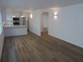 925 W Balboa Blvd in Newport Beach, CA - Building Photo - Building Photo