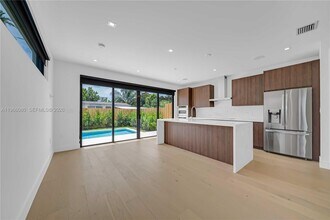 2710 SW 34th Ave in Miami, FL - Building Photo - Building Photo