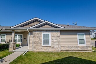 9012 Jean Louise Dr in West Des Moines, IA - Building Photo - Building Photo
