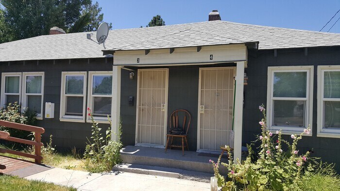 827 Sullivan Ln in Sparks, NV - Building Photo