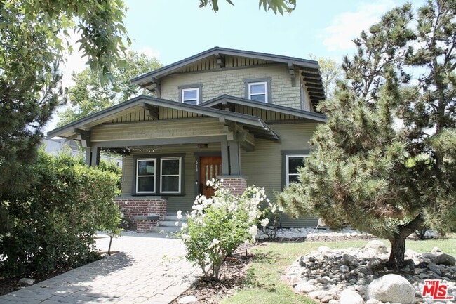 property at 613 N Lucerne Blvd