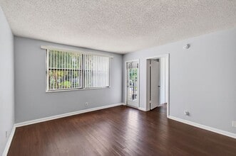 708 Executive Center Dr in West Palm Beach, FL - Building Photo - Building Photo