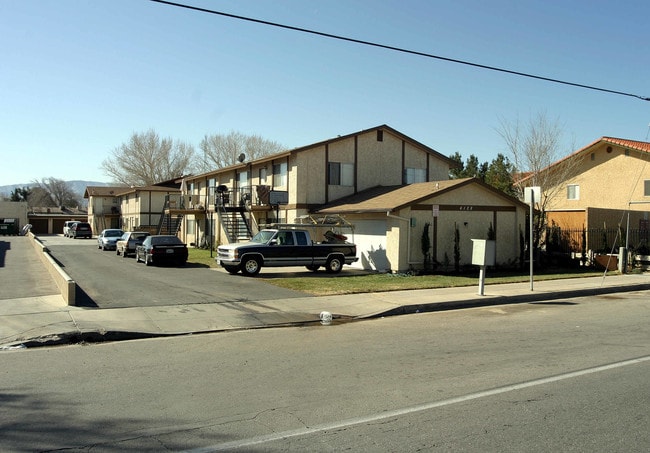 4128 W Avenue L in Quartz Hill, CA - Foto de edificio - Building Photo