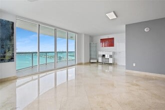 1800 N Bayshore Dr in Miami, FL - Building Photo - Building Photo