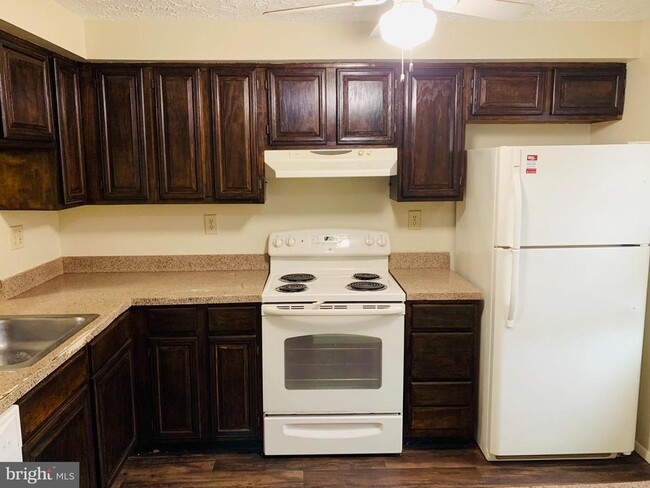 30 Valleyside Ct in Germantown, MD - Building Photo - Building Photo